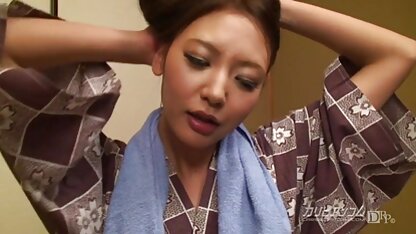Alter Mann Spielzeug mit kimono Mädchen hausfrau hat sex