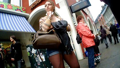 Hot teen kurze Shorts Deutsch an der Bushaltestelle sexfilme von reifen frauen