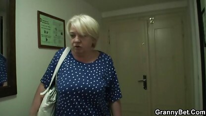 Asiatisch, junger Mann nach dem Einkaufen einfach ponro