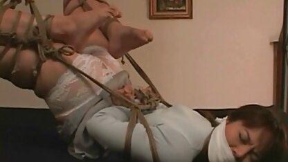 Japanische Frauen gebunden in einer sexy position. gruppensex mit älteren frauen