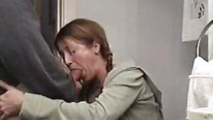 Milf saugt großen Schwanz und schluckt hd mutter porn