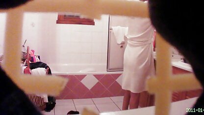 Mutter im Badezimmer.