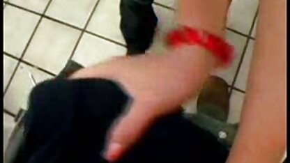 Öffentliches Badezimmer ficken! schöner lesbensex