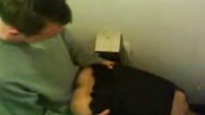 Gefangen Ihr Mädchen mit dem Kopf in der Toilette super fette weiber