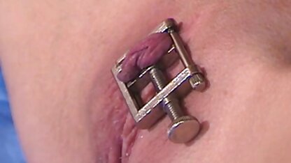 Bondage, gefesselt vom Bett von dom mit weit geöffneten Schamlippen.  mutter xnxx