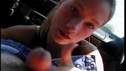 Schöne Gesichtsbehandlung im Auto sexfilmr